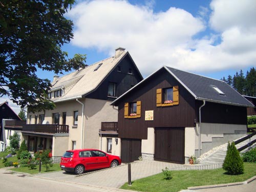 Einsberg - Außenansicht (Sommer)